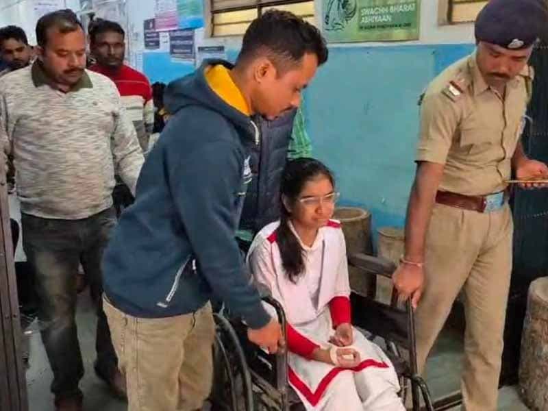 পরীক্ষা কেন্দ্রে যাওয়ার পথে টোটো দুর্ঘটনায় দুই শিক্ষার্থী আহত