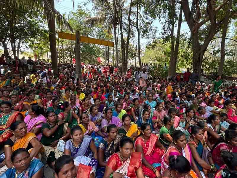 জমি সংক্রান্ত অধিকারের দাবিতে মহারাষ্ট্রের পালঘর জেলায় কৃষকদের ব্যাপক বিক্ষোভ মিছিল