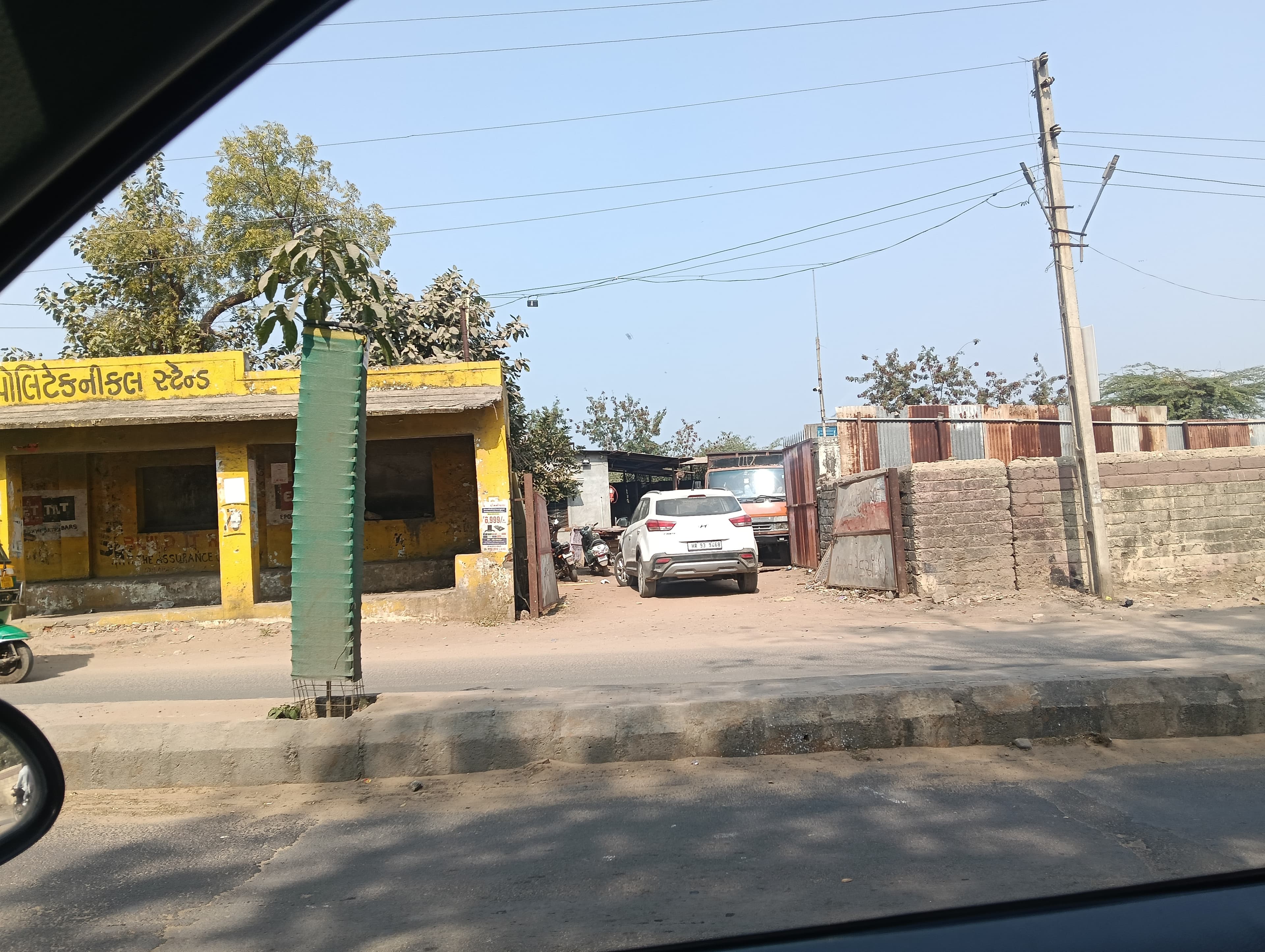 પાલનપુરના રહેવાસીઓએ ગેસ ગળતરની ઘટના બાદ કાટમાળ દૂર કરવાની માંગ કરી