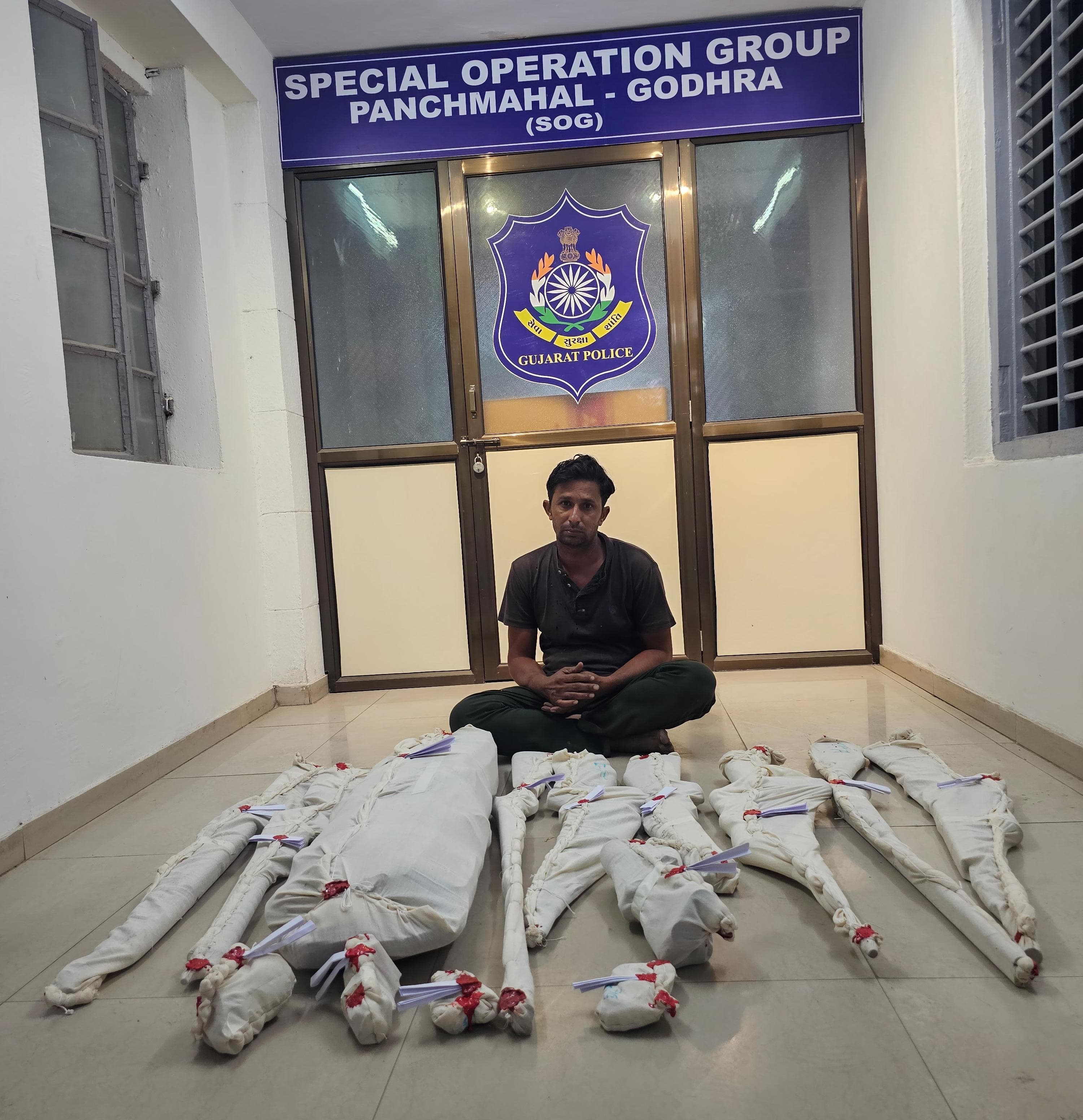 ગોધરા પોલીસે ગેરકાયદેસર હથિયારો સાથે વ્યક્તિની ધરપકડ કરી અને ચોરીની વસ્તુઓ જપ્ત કરી