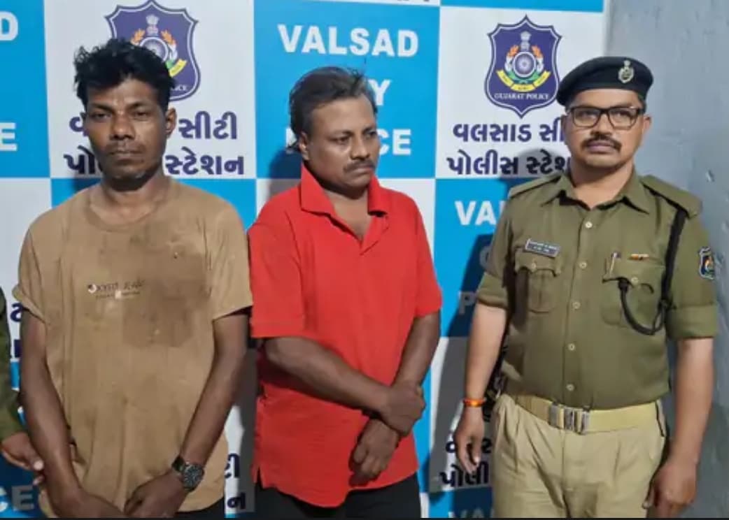 પોલીસે અબ્રામામાં બી. એસ. એન. એલ. ઓફિસમાં દારૂના નશામાં ધૂત યુગલનો પર્દાફાશ કર્યો