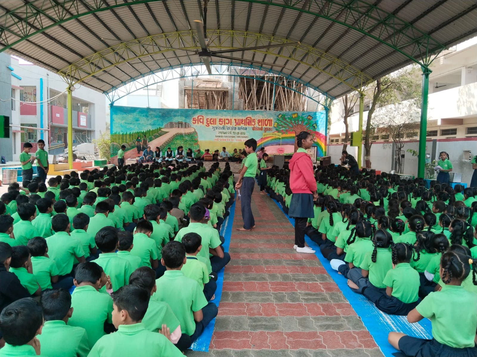 સરકારી શાળાને ખાનગી શાળા તરફથી લાઉડસ્પીકર અવાજની ફરિયાદો અંગે નોટિસ મળી