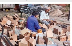 રાજકોટે વિશ્વ ચકલી દિવસની ઉજવણી માળા વિતરણ અને પક્ષી સેવા રથ સાથે કરી