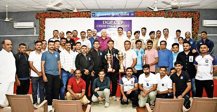 ગુજરાત પોલીસની'ડી. જી. પી. કપ ચેસ ટુર્નામેન્ટ <આઇ. ડી. 1>'માં અધિકારીઓ અને સ્ટાફ વ્યૂહરચના અને બુદ્ધિની કસોટીમાં ભાગ લે છે