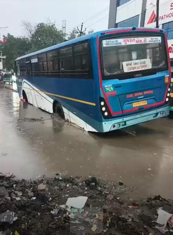 હાલવાડમાં વરસાદના પાણીને કારણે એસટી બસ અટવાઇ, રસ્તાનું કામ અધૂરું