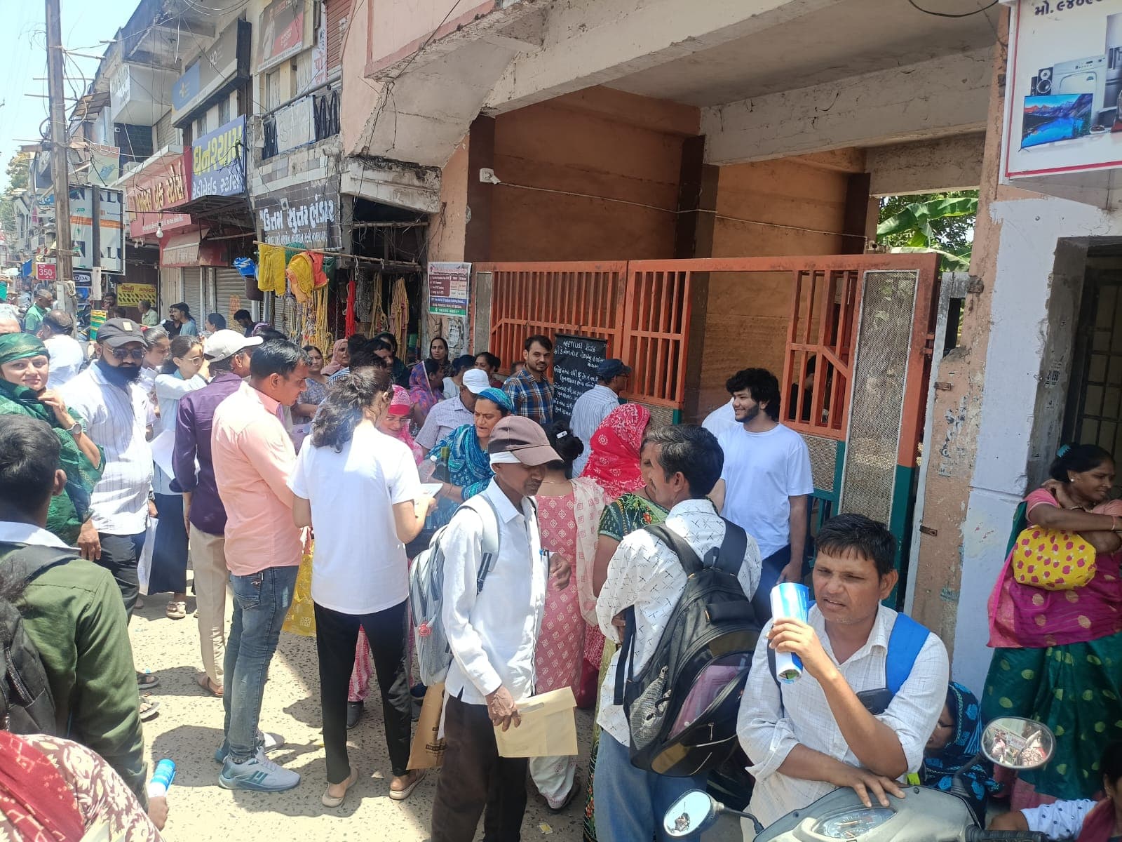 વિદ્યાર્થીઓની મિશ્ર પ્રતિક્રિયાઓ સાથે હિમ્મતનગરમાં નીટની પરીક્ષા પૂર્ણ થઈ