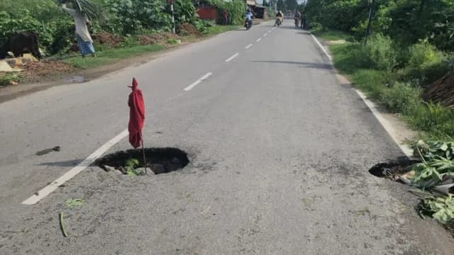 बिहार का बेतिया-गोपालगंज मार्ग भारी बारिश के कारण खतरनाक हो गया है।