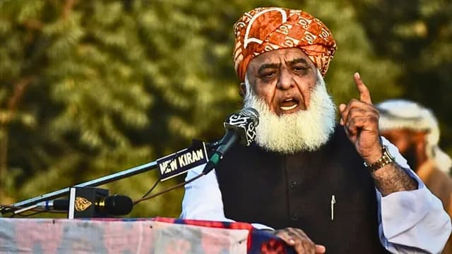 Pakistan Opposition Leader Warns of Military Concentration of Power Threatening National Stability